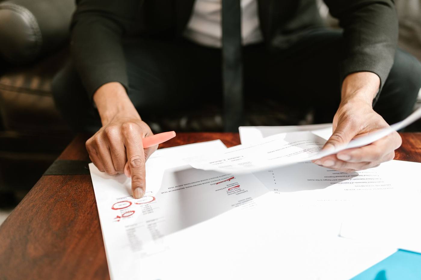 An accountant checking the SAF-T D406 filing deadline on a computer.