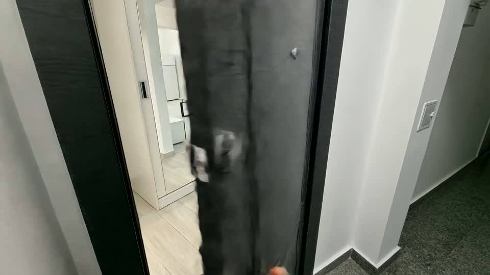 Cadru din turul generat din pozele apartamentului de 46 mp: ușa de la intrare, la trecerea din holul blocului în apartament.