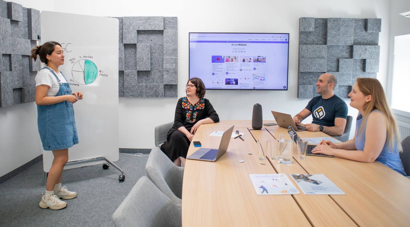 Een marketingteam presenteert de resultaten van een campagne aan een klant in een vergaderruimte